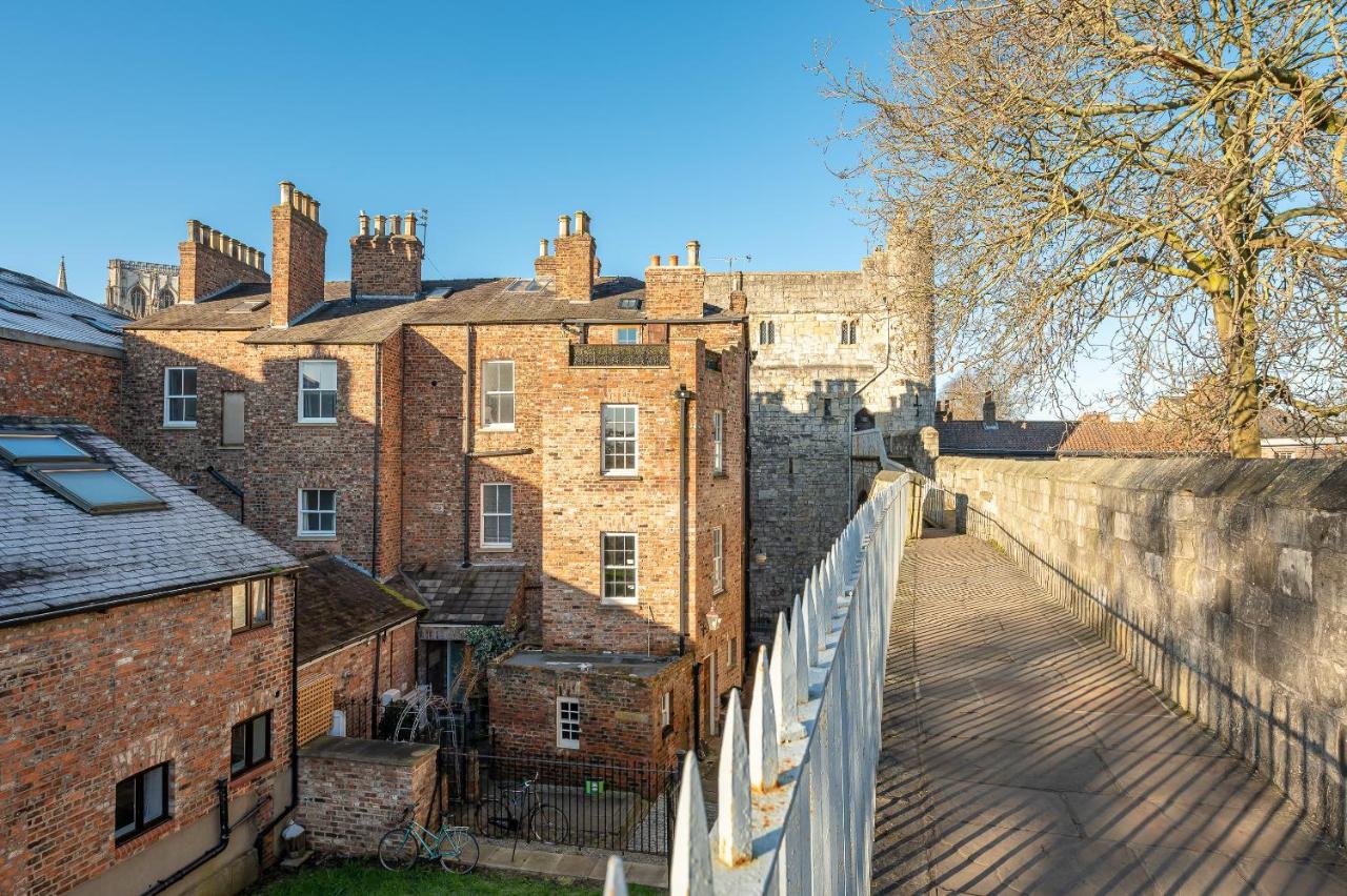Walls View Apartemen York